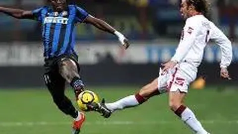 杨幂深夜专注背戏文表情严肃，工作人员小心翼翼未打扰